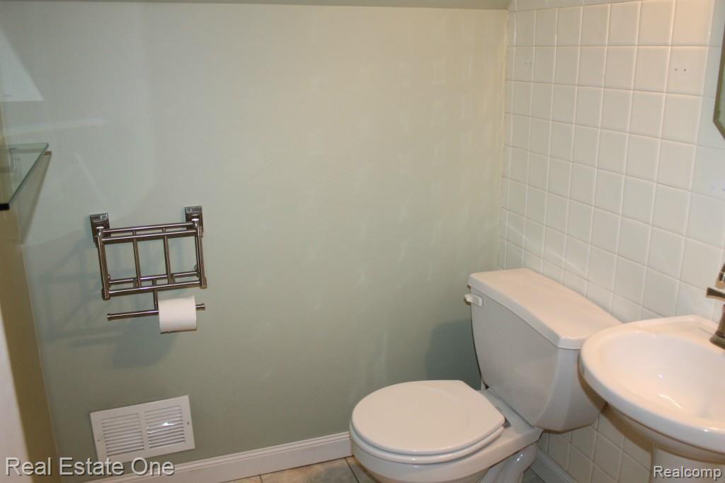 2167 Manchester Road Birmingham, MI 48009 - Photo 11 of 16 Master Bath