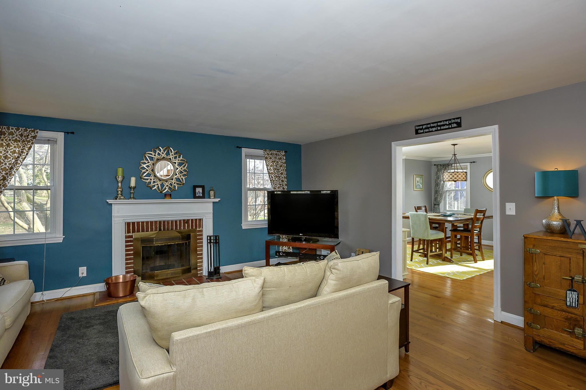 461 Whitfield Road Catonsville, MD 21228 - Photo 3 of 30 Living Room