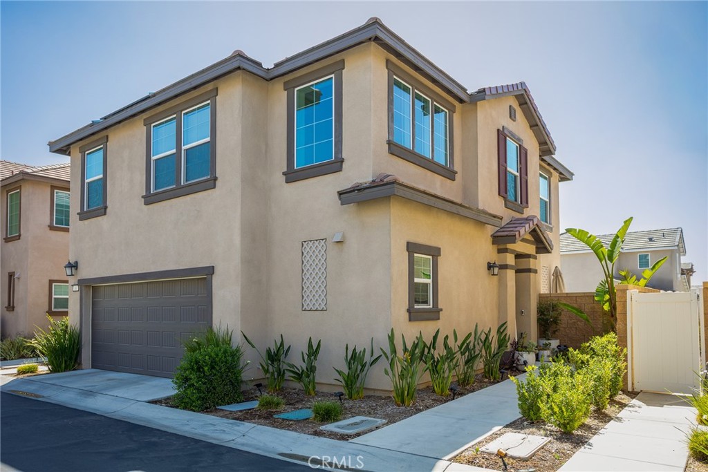 2467 Gunner Ridge Way Rialto, CA 92377 - Photo 2 of 38