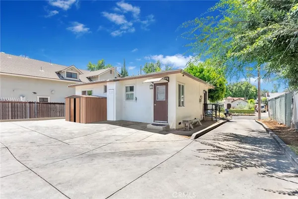 a view of a house with a backyard