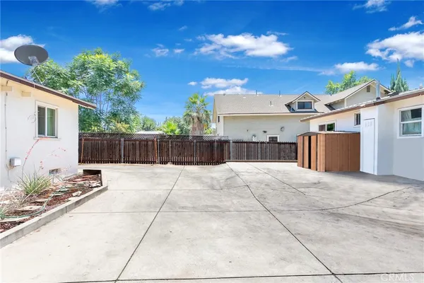 a view of a backyard