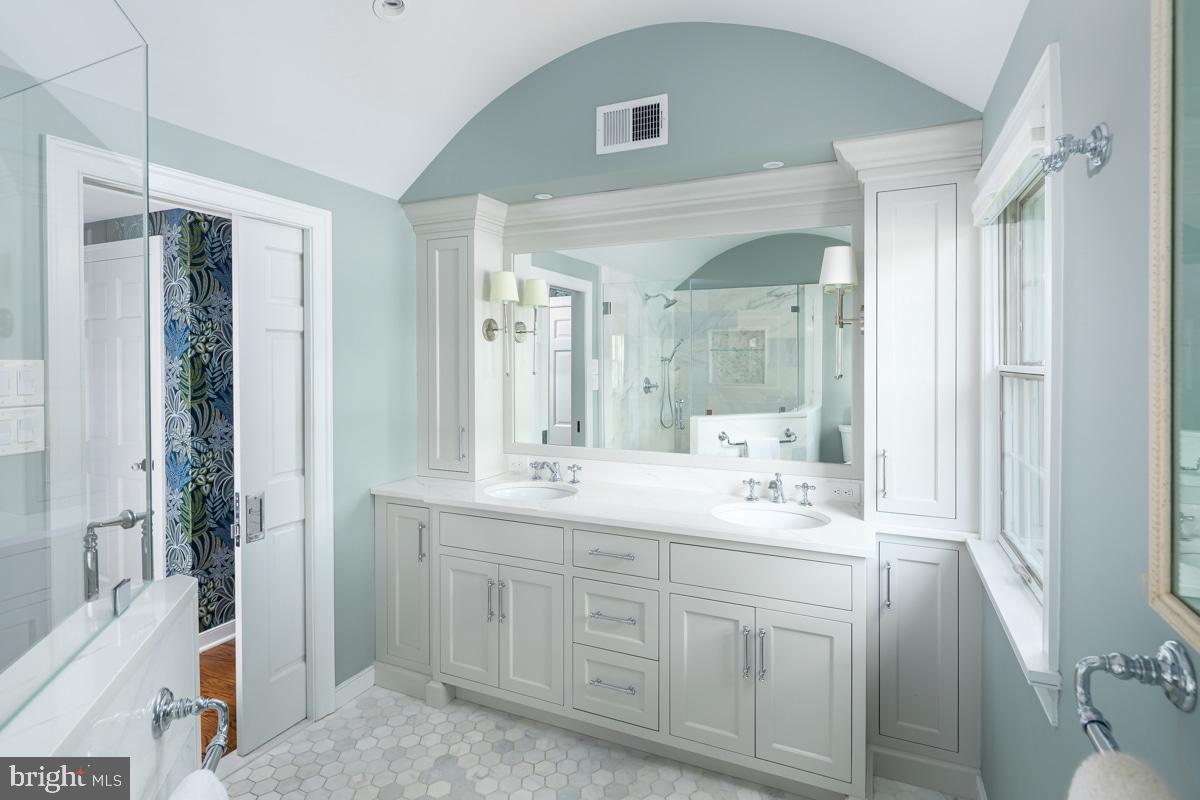 15 Rabbit Run Road Malvern, PA 19355 - Photo 33 of 55 Primary En Suite Bathroom w/ Dual Sinks