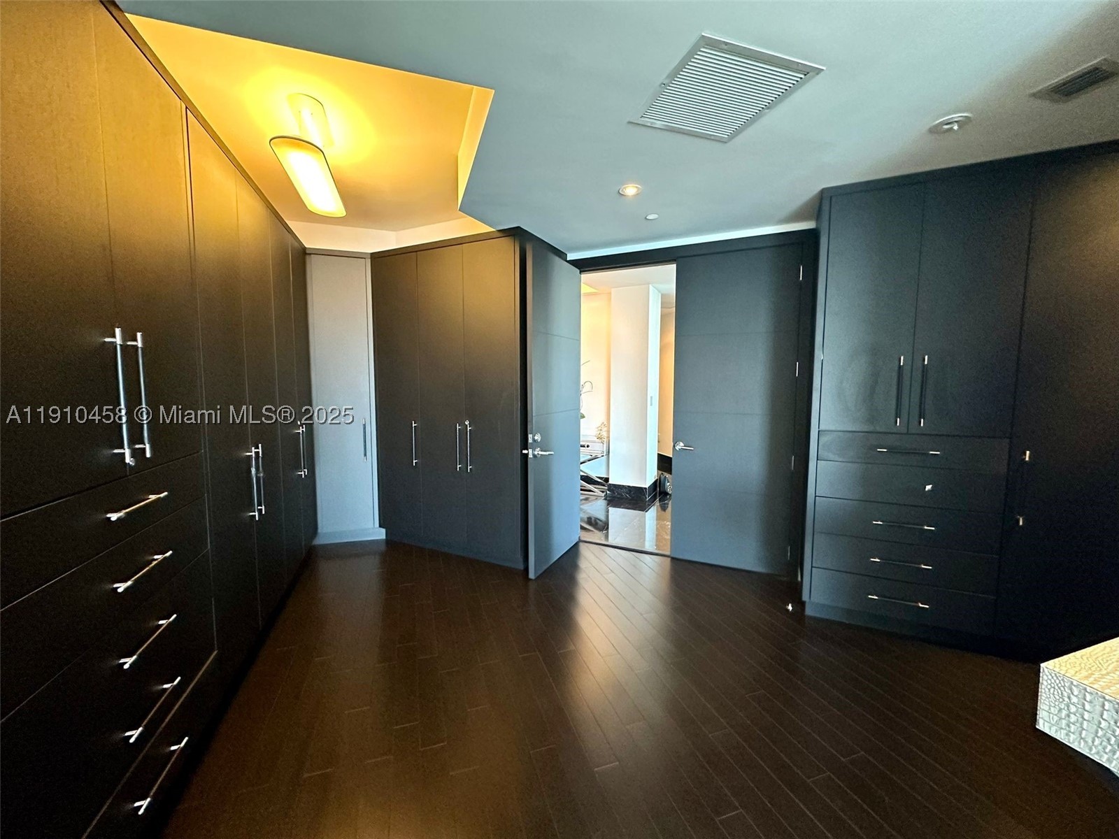 Undisclosed Address Miami, FL 33131 - Photo 5 of 26 Gallery Image 5