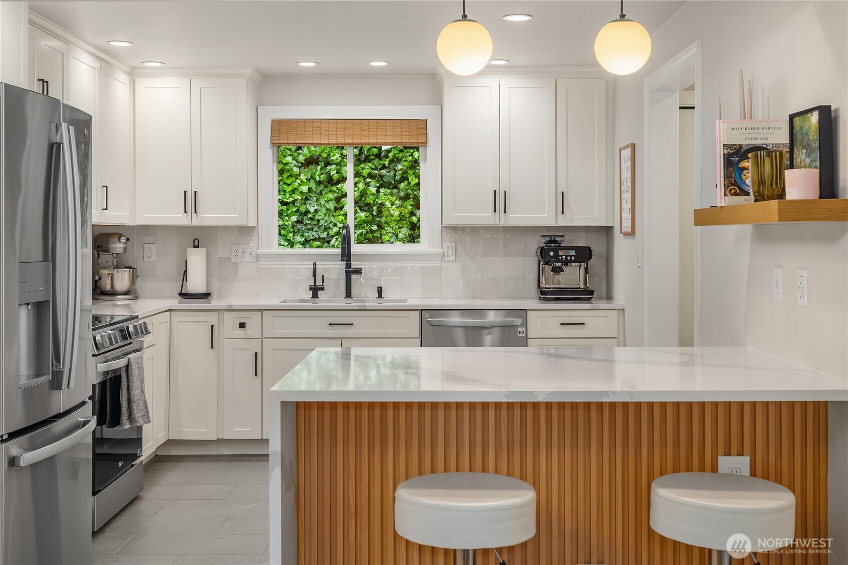 717 West Cremona Street Seattle, WA 98119 - Photo 13 of 30