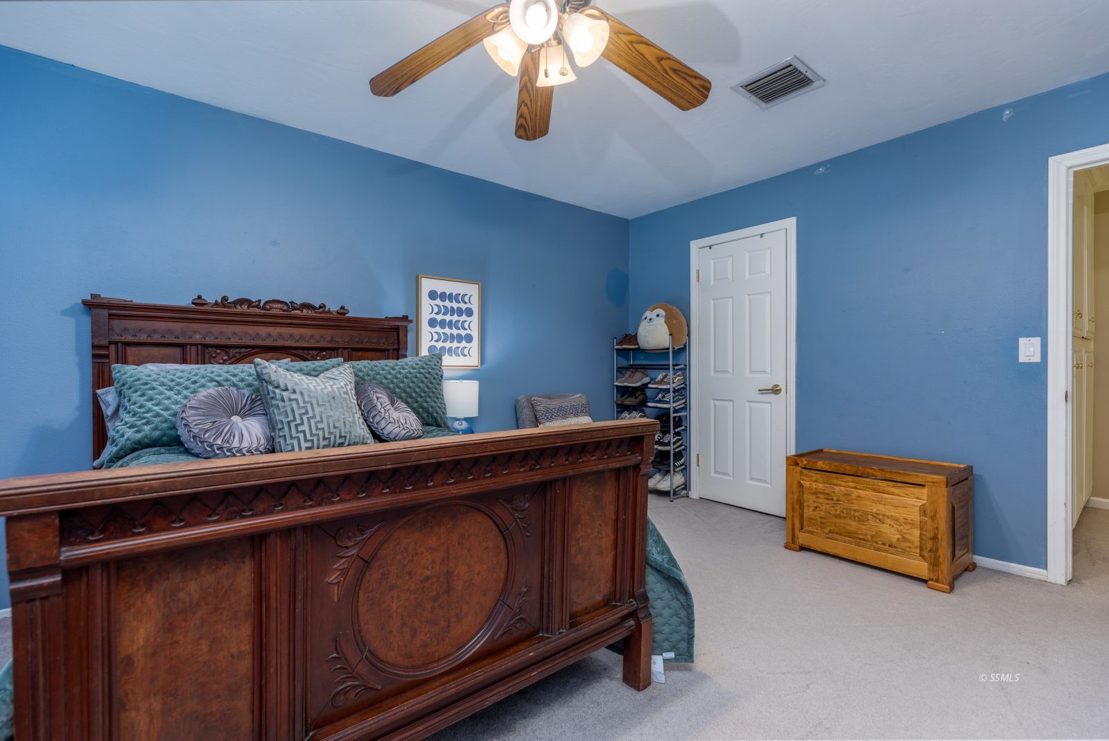 815 Hurschell Avenue Ridgecrest, CA 93555 - Photo 25 of 43 a living room with furniture