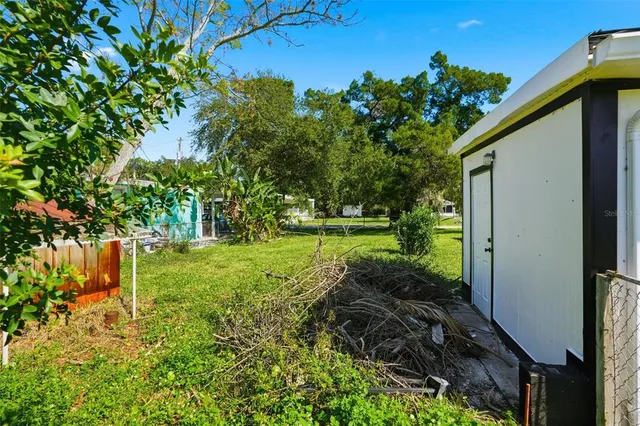 a view of a back yard
