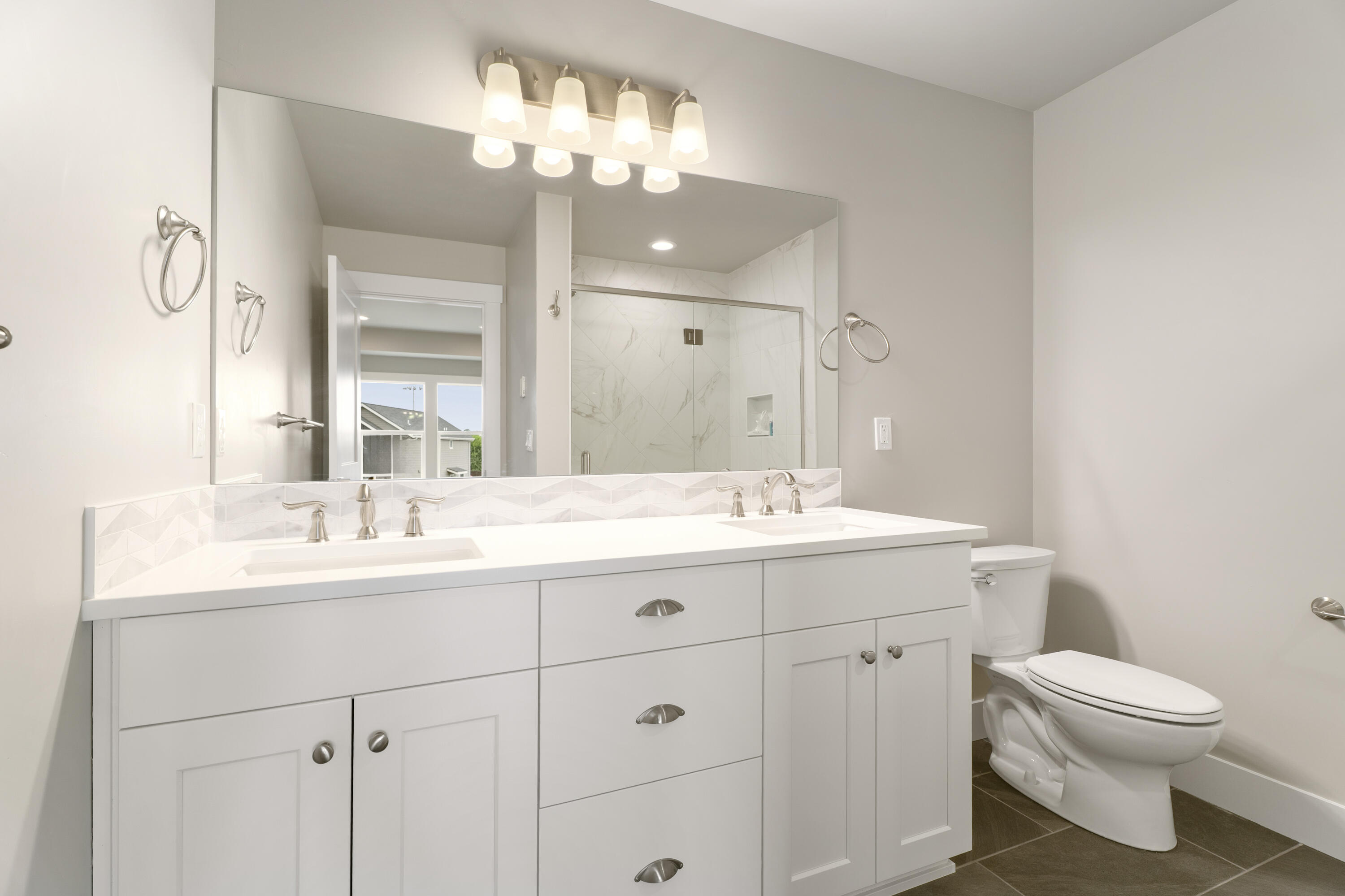 3937 Southwest Coyote Avenue, Unit LOT 154 Redmond, OR 97756 - Photo 16 of 24 24-Bathroom