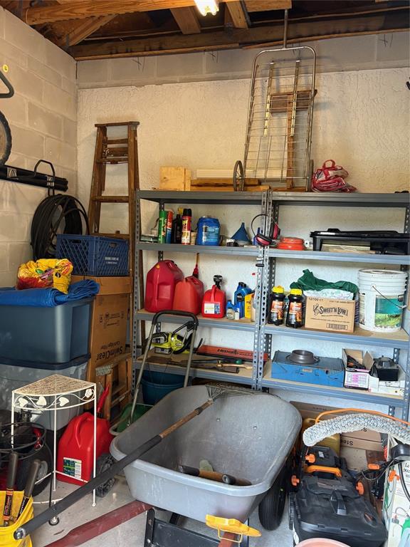 18970 Southwest 99th Street Dunnellon, FL 34432 - Photo 29 of 52 a room with lots of furniture and clutter