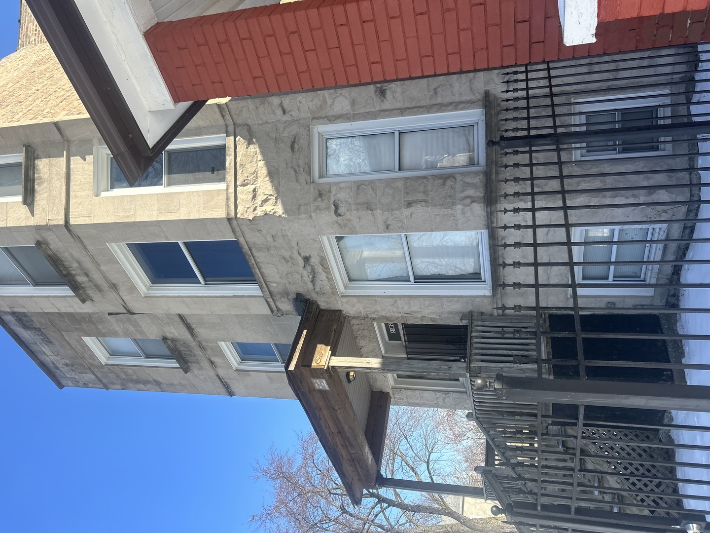 6409 South Rhodes Avenue Chicago, IL 60637 - Photo 2 of 6 a living room with furniture