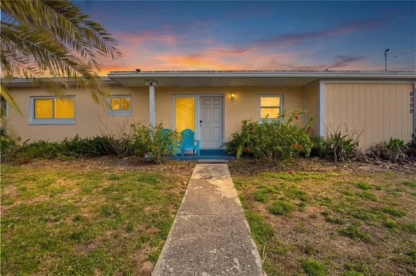 a view of a house with a backyard