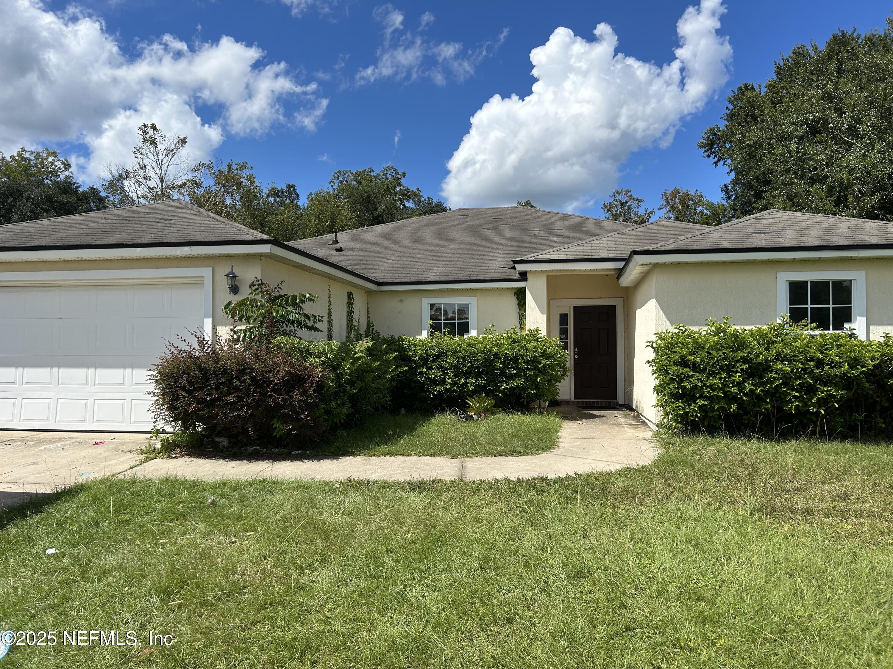a view of a house with a yard