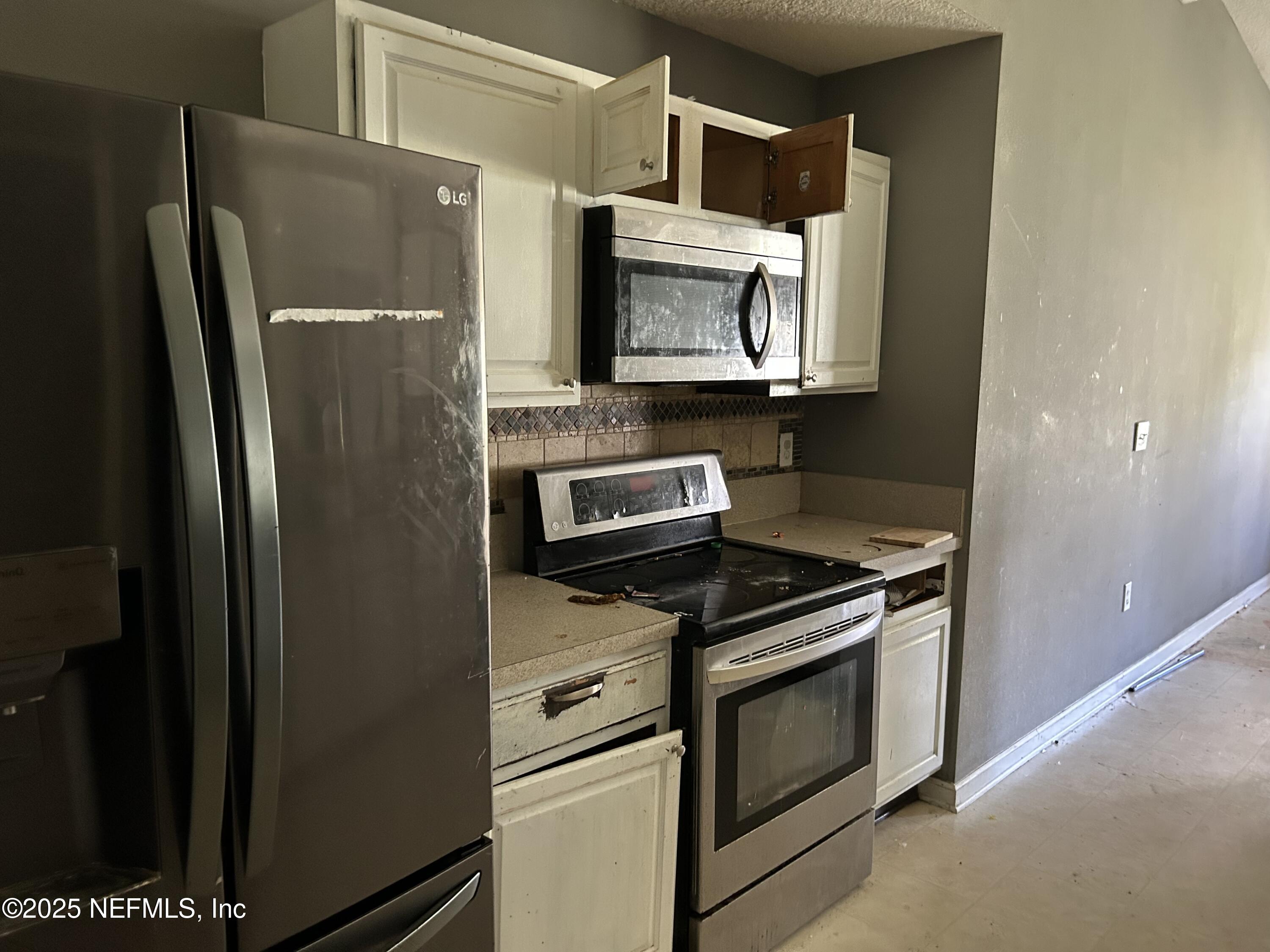 6369 Spring Hollow Court Jacksonville, FL 32218 - Photo 9 of 20 a kitchen with a stove microwave and refrigerator