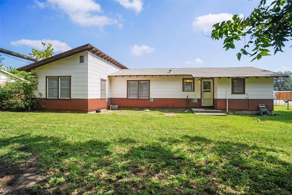 321 West Highway 199 Springtown, TX 76082 - Photo 14 of 22 a backyard of a house with lots of green space