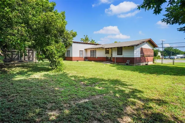 a view of a house with a yard