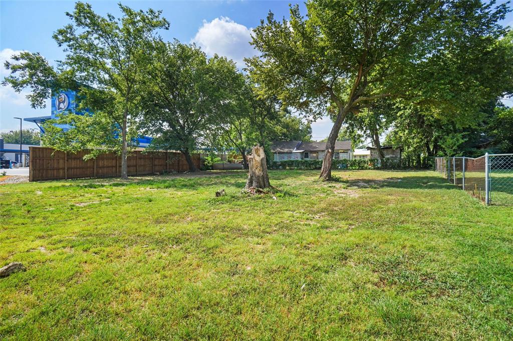 321 West Highway 199 Springtown, TX 76082 - Photo 16 of 22 a backyard of a house with lots of green space