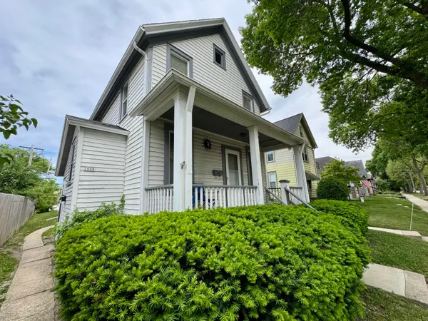 $950 | 2008 South 79th Street, Unit UPPR, West Allis, WI 53219