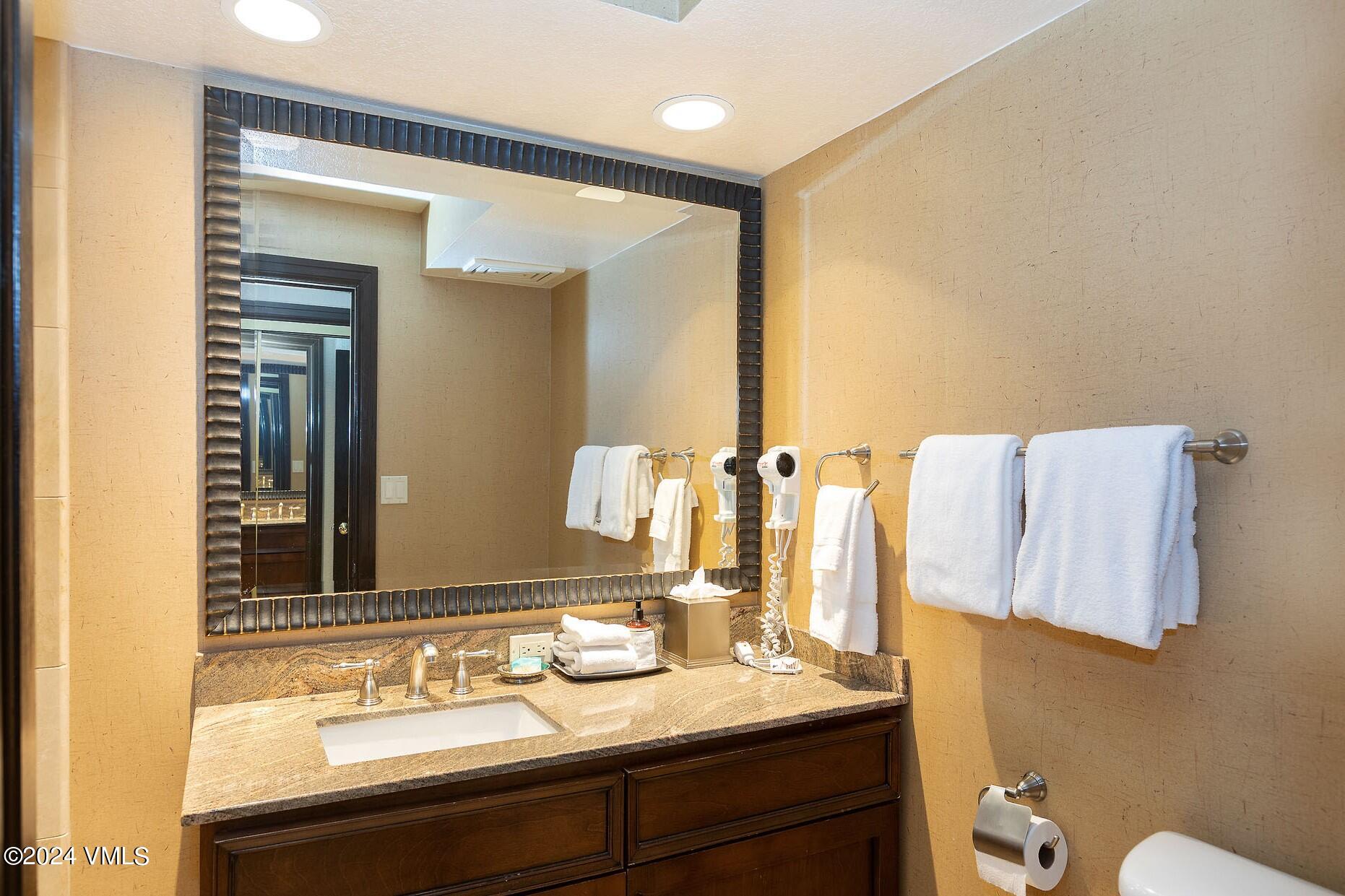 210 Offerson Road, Unit R215 WEEK 47 Beaver Creek, CO 81620 - Photo 15 of 26 a bathroom with a sink and a mirror