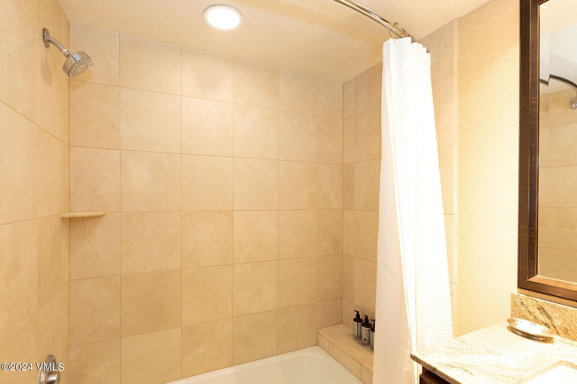 210 Offerson Road, Unit R215 WEEK 47 Beaver Creek, CO 81620 - Photo 21 of 26 a bathroom with a bathtub