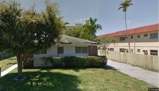 a view of a house with backyard and garden