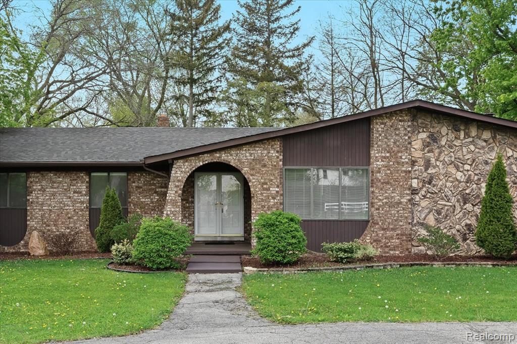 20937 Halsted Road Farmington Hills, MI 48167 - Photo 1 of 33