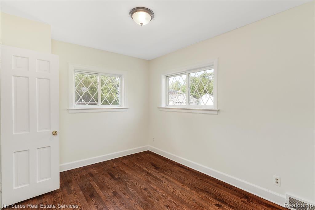 1689 Broadstone Road Grosse Pointe Woods, MI 48236 - Photo 15 of 35