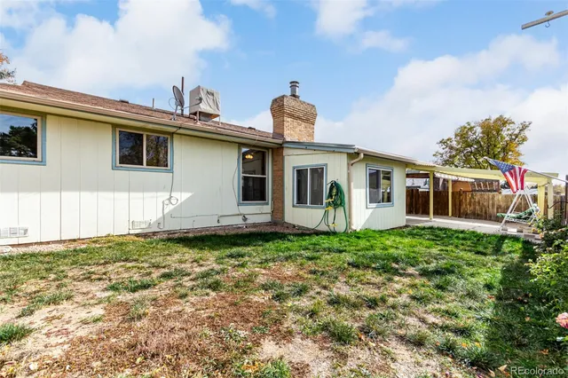 a view of a house with backyard