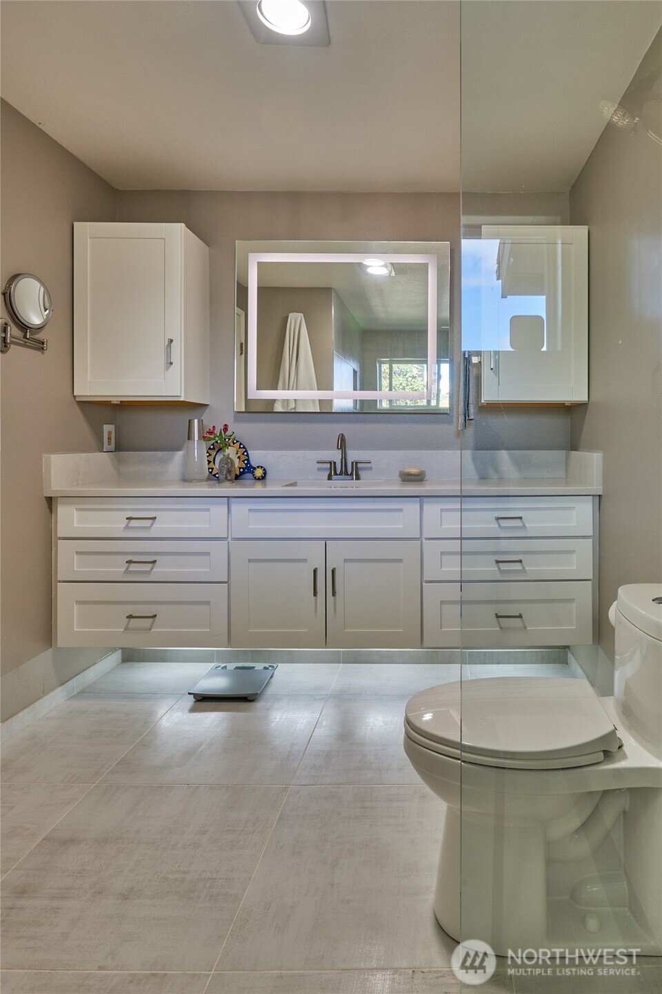 909 North 35th Street, Unit 403 Seattle, WA 98103 - Photo 18 of 37