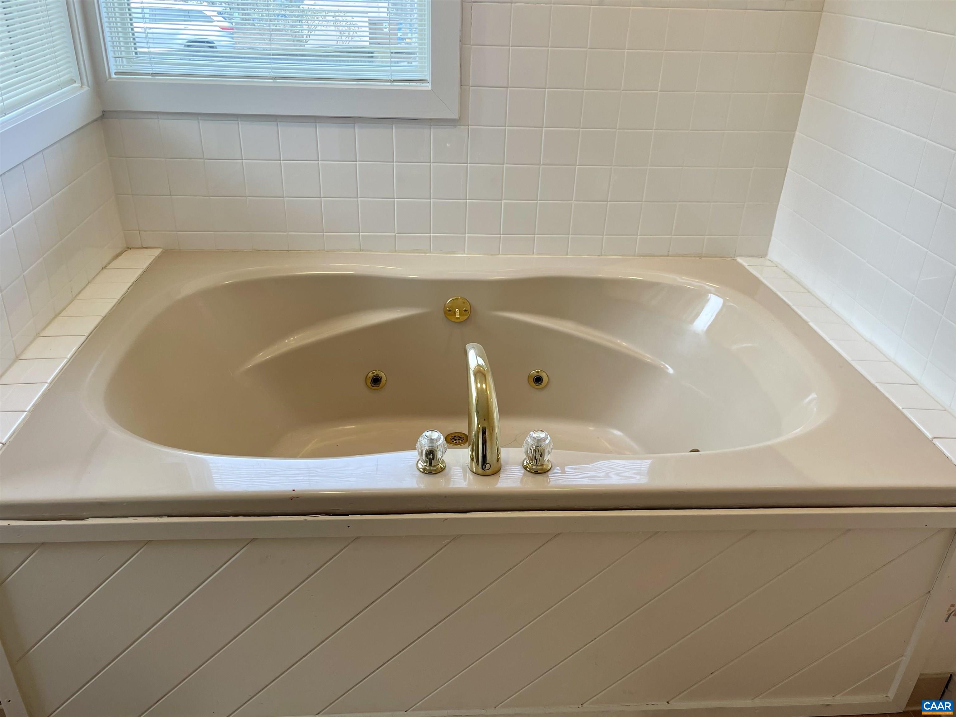 1613 Overlook Condos Roseland, VA 22967 - Photo 25 of 35 a bathroom with a tub