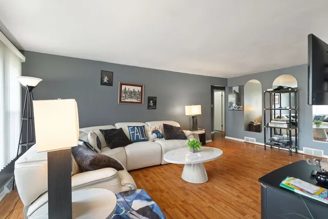 $230,000 | 15607 Gouwens Lane, South Holland, IL 60473