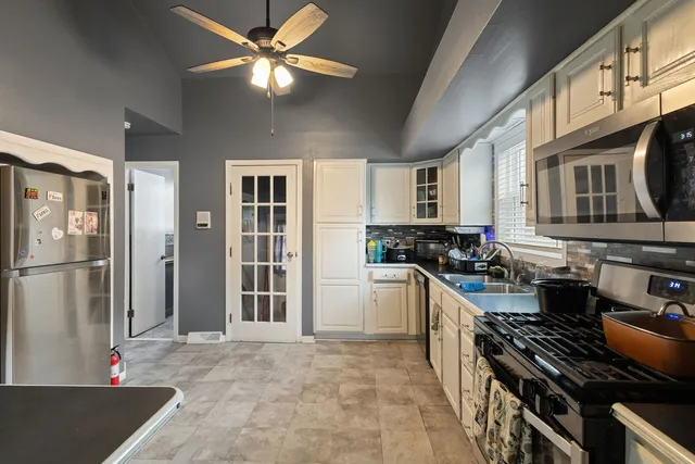 $230,000 | 15607 Gouwens Lane, South Holland, IL 60473