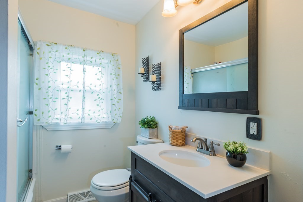 9 Madison Road Halifax, MA 02338 - Photo 8 of 21 Gallery Image 8