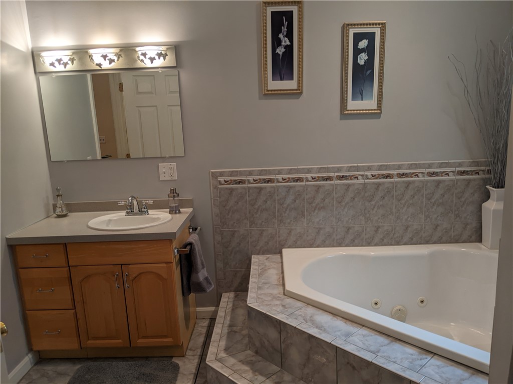 177 Thunder Trail Cranston, RI 02921 - Photo 20 of 31 Fully Tiled Mstr Bth with Jacuzzi & Shower