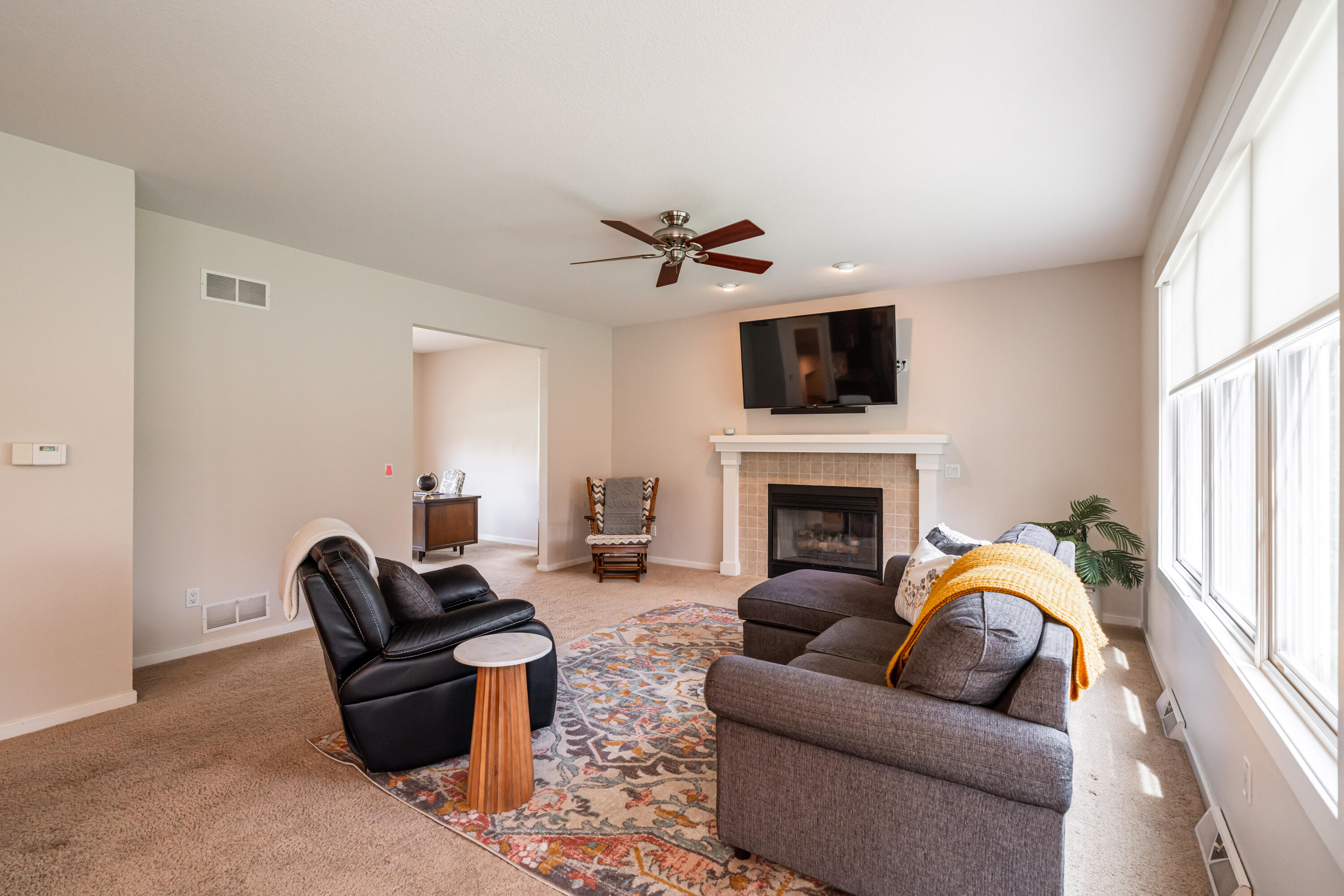612 Hunter Crossing South Slinger, WI 53086 - Photo 16 of 58 Living Room