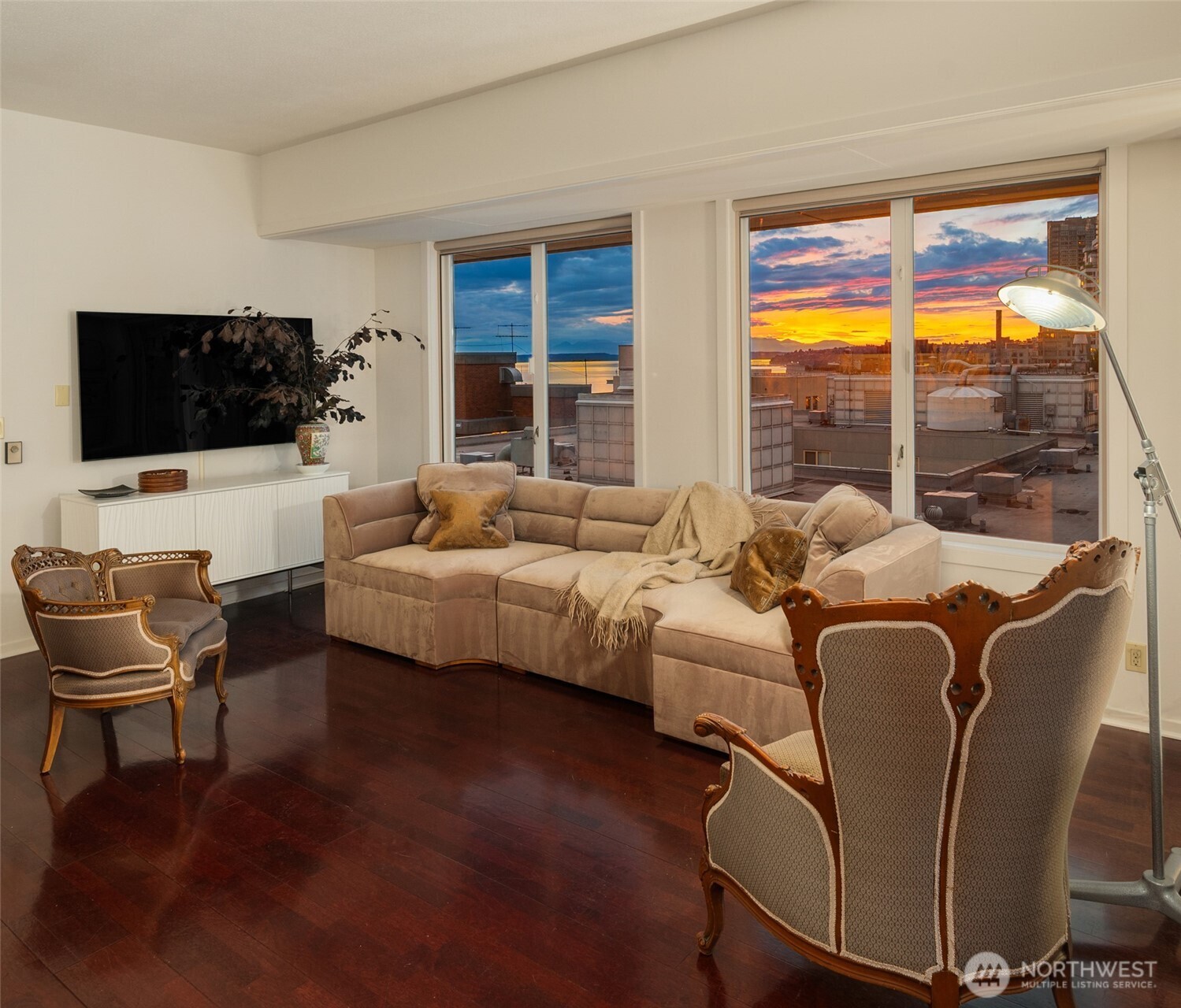 98 Union Street, Unit 810 Seattle, WA 98101 - Photo 1 of 38