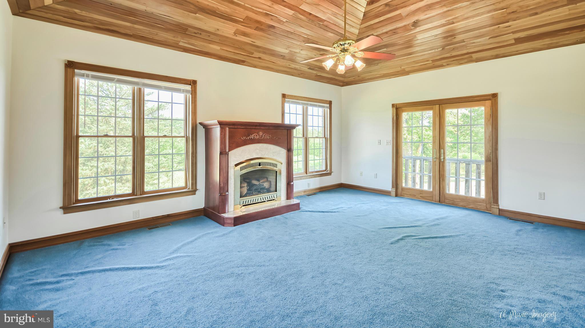 17604 Spielman Road Fairplay, MD 21733 - Photo 6 of 29 Living Room with Vaulted Ceilings