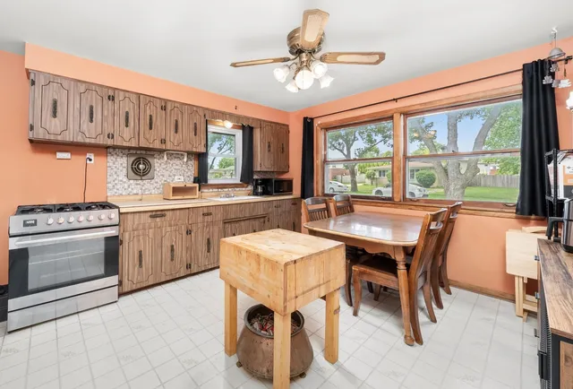 $184,900 | 223 Roberta Lane, Chicago Heights, IL 60411