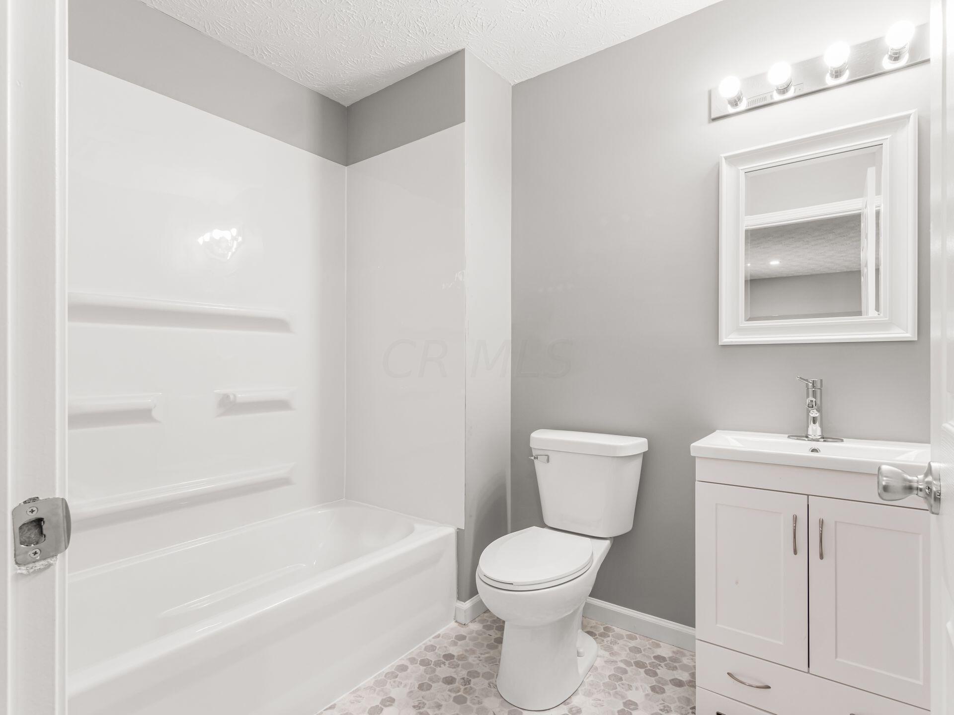 2318 Ridgeway Avenue Columbus, OH 43219 - Photo 22 of 29 Ensuite Bathroom