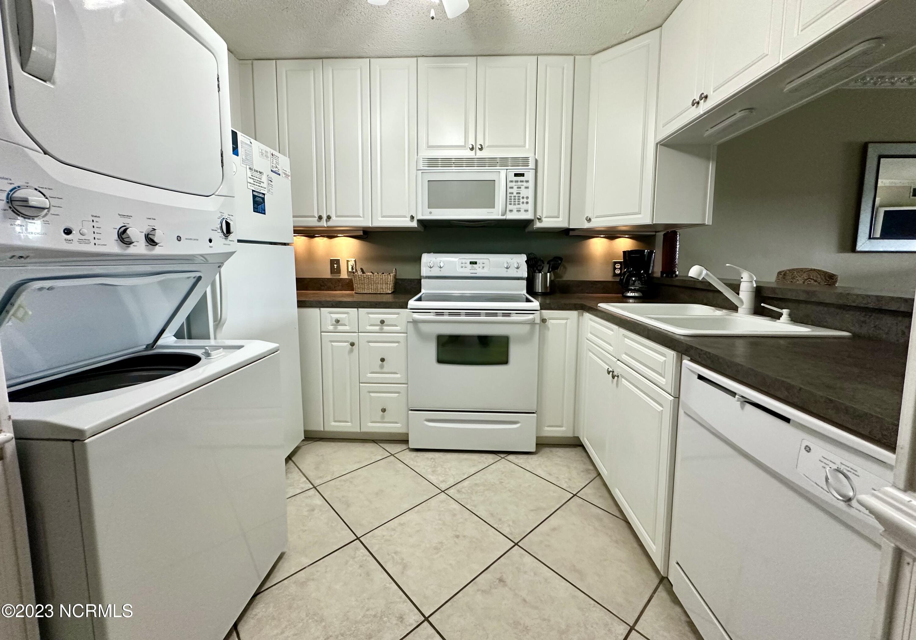 1904 East Fort Macon Road, Unit 255 Atlantic Beach, NC 28512 - Photo 6 of 35 Full size kitchen