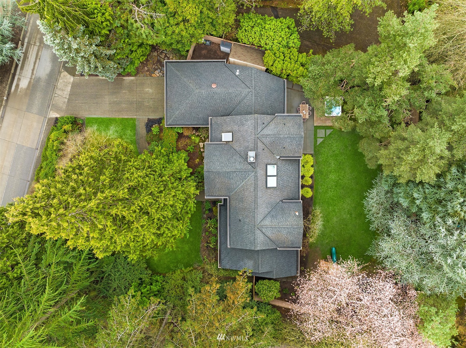 3022 Hunts Point Road Hunts Point, WA 98004 - Photo 35 of 37 an aerial view of a house with a yard