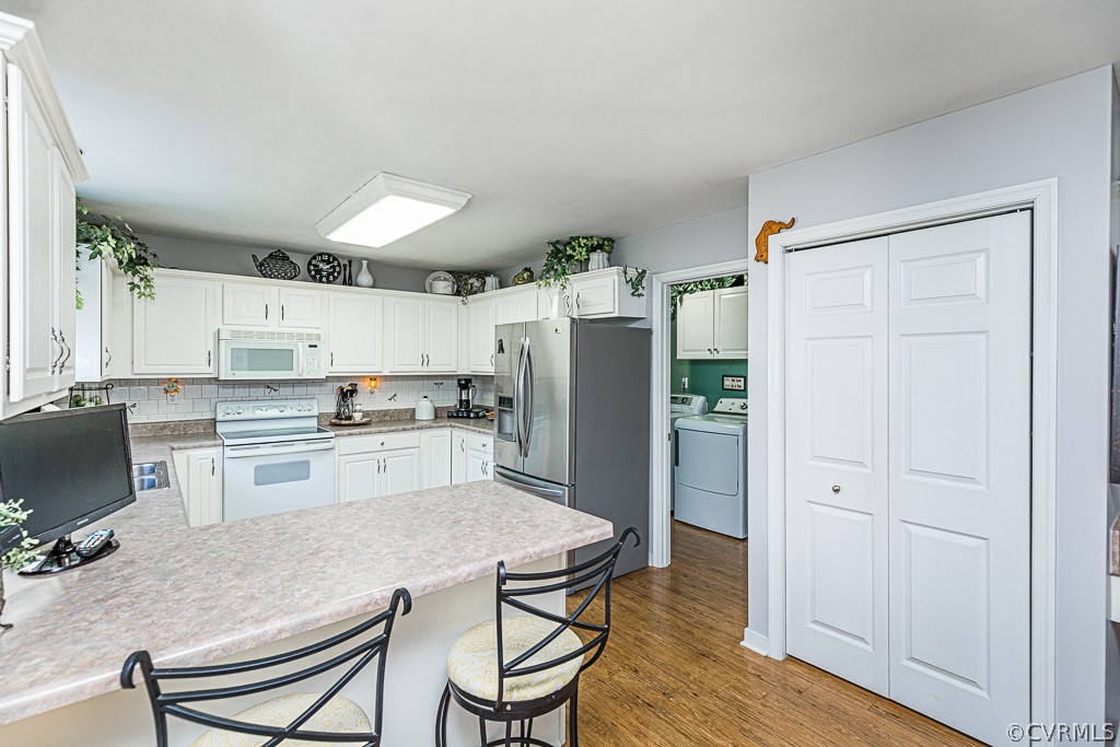 3620 Winterhaven Road Midlothian, VA 23112 - Photo 11 of 42 a kitchen with stainless steel appliances granite countertop a refrigerator a microwave oven a sink with island and chairs