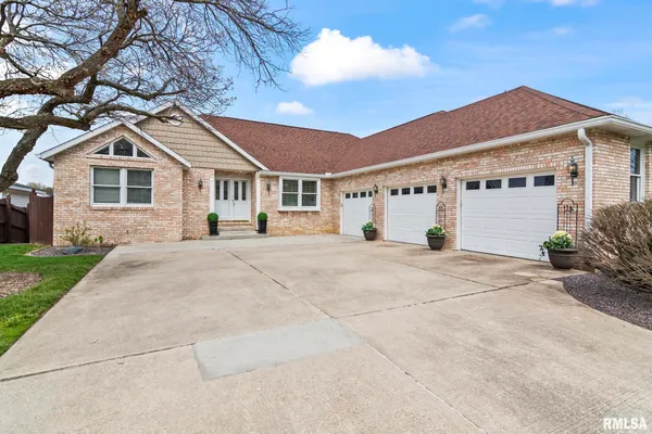 $410,000 | 6932 Fringetree Way, Springfield, IL 62712