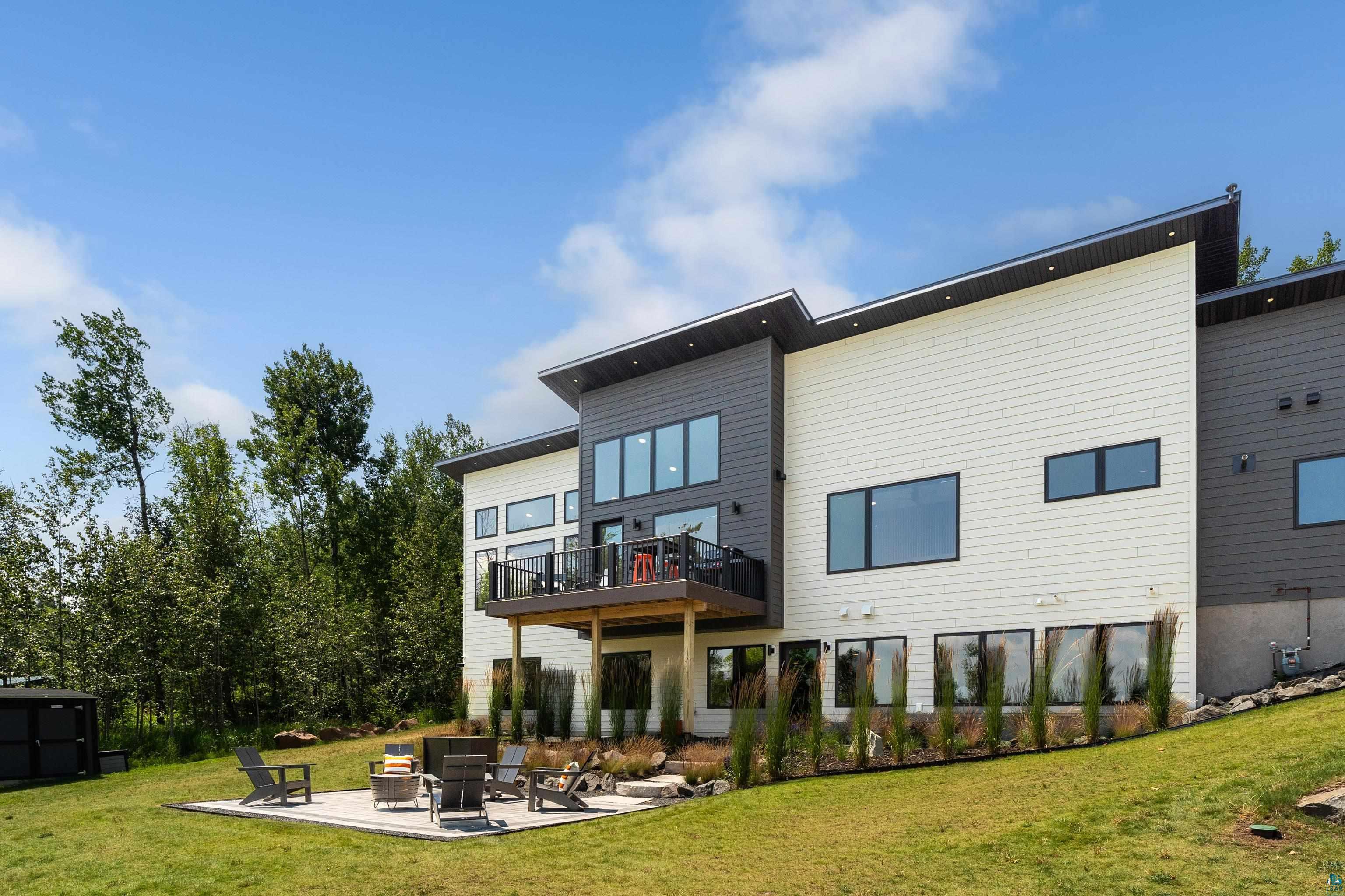 814 Pleasant View Road Duluth, MN 55803 - Photo 38 of 49 Contemporary exterior design featuring white and gray siding