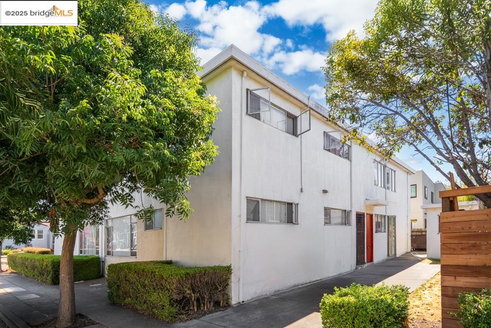1728 Curtis Street Berkeley, CA 94702 - Photo 13 of 21 a front view of a house with a garden