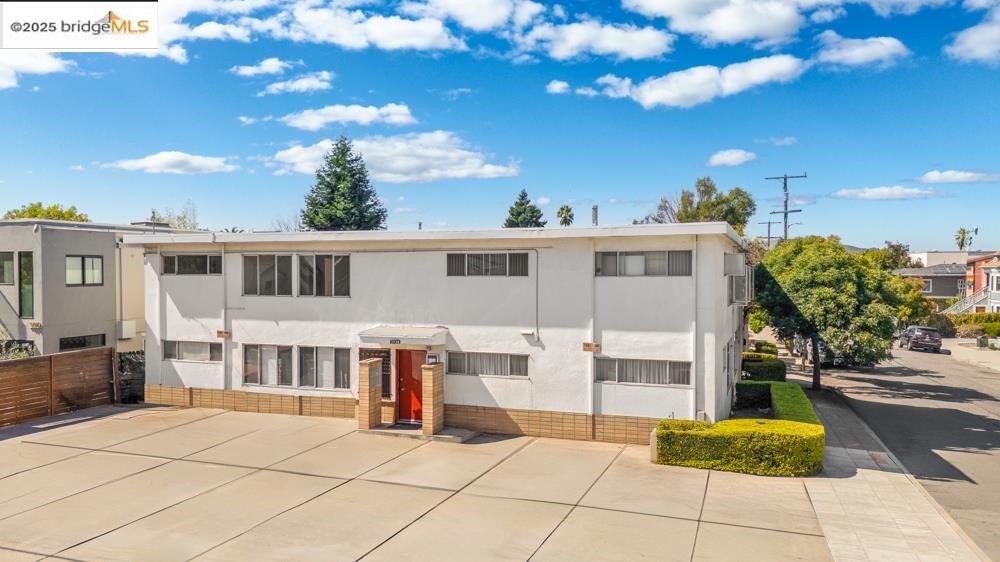 1728 Curtis Street Berkeley, CA 94702 - Photo 6 of 21 a view of a building with street view