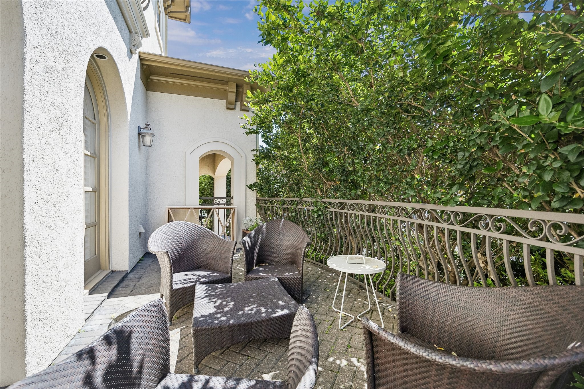 3 Exbury Way Houston, TX 77056 - Photo 12 of 41 a view of a chairs in balcony