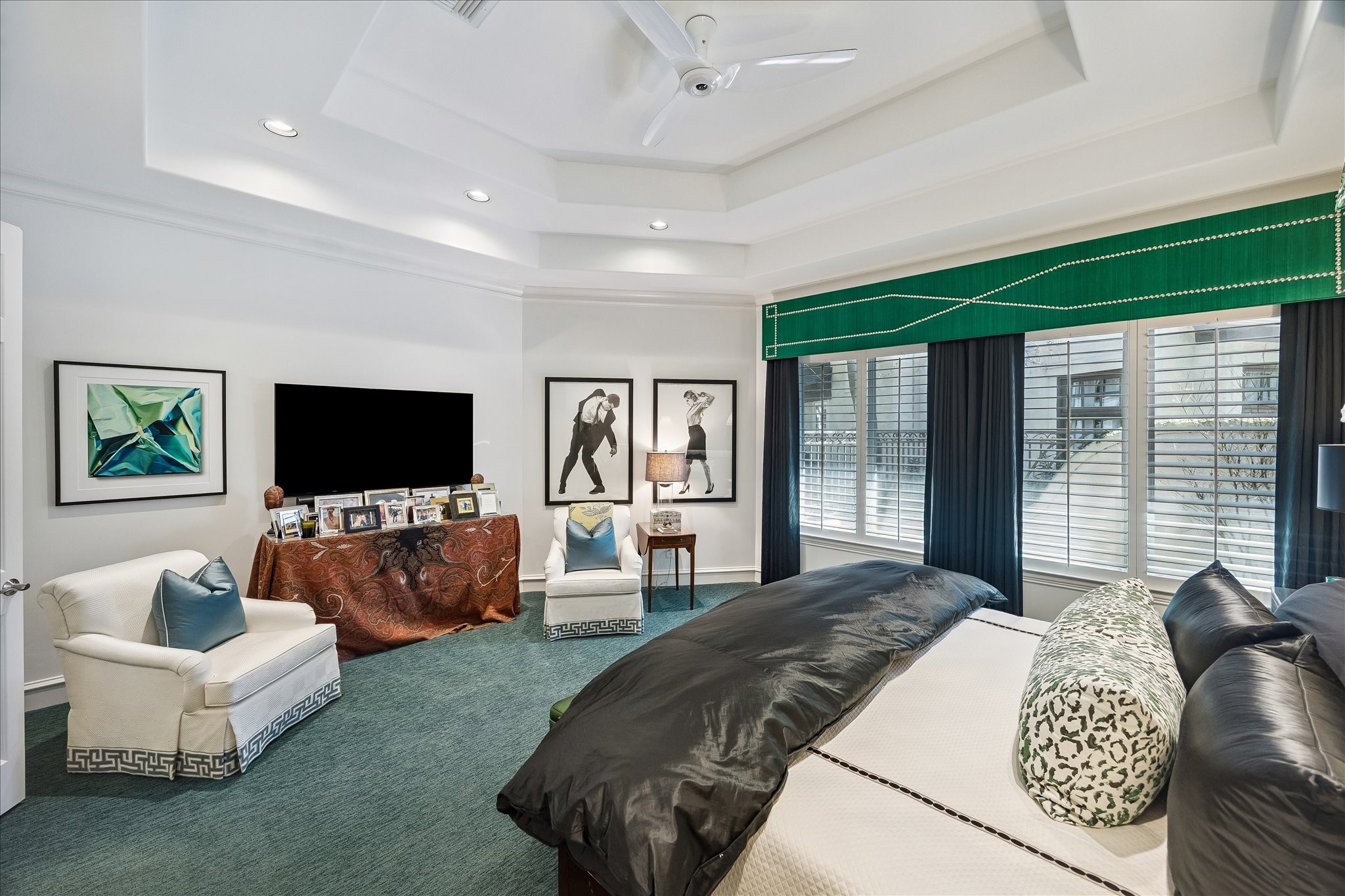3 Exbury Way Houston, TX 77056 - Photo 15 of 41 a spacious bedroom with a bed and a flat screen television