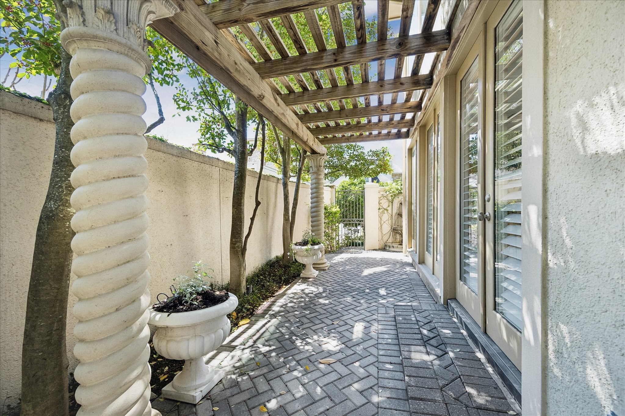 3 Exbury Way Houston, TX 77056 - Photo 30 of 41 a view of a porch with a chairs and table in patio