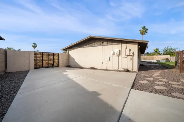 $2,350 | 4515 West Shaw Butte Drive, Glendale, AZ 85304