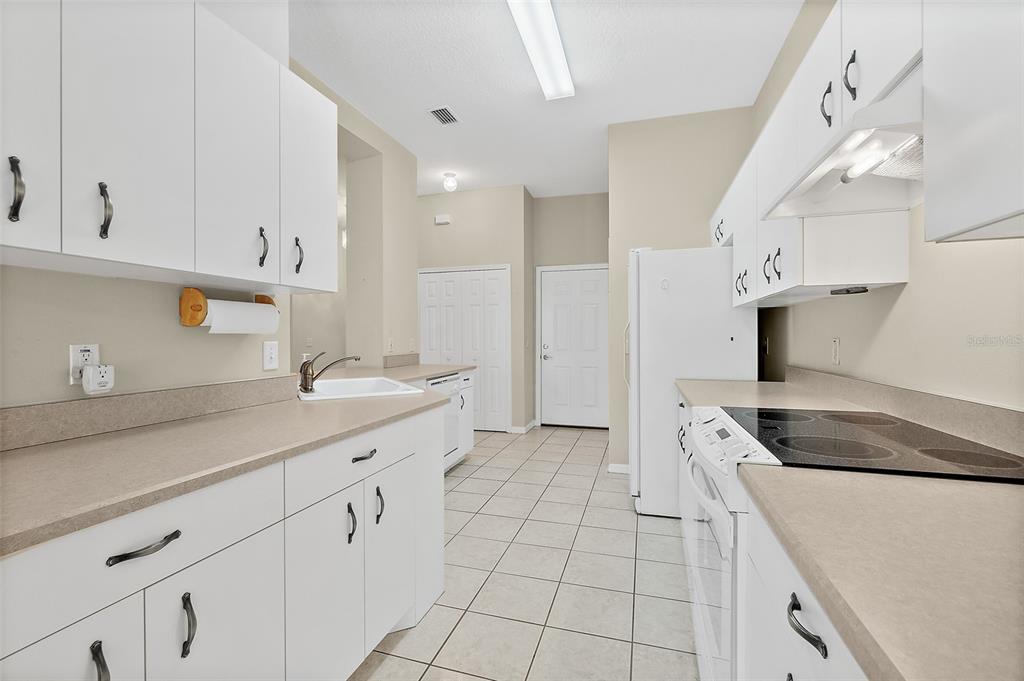 10 Chatham Place, Unit 10 Palm Coast, FL 32164 - Photo 15 of 23 a kitchen that has a sink and a stove