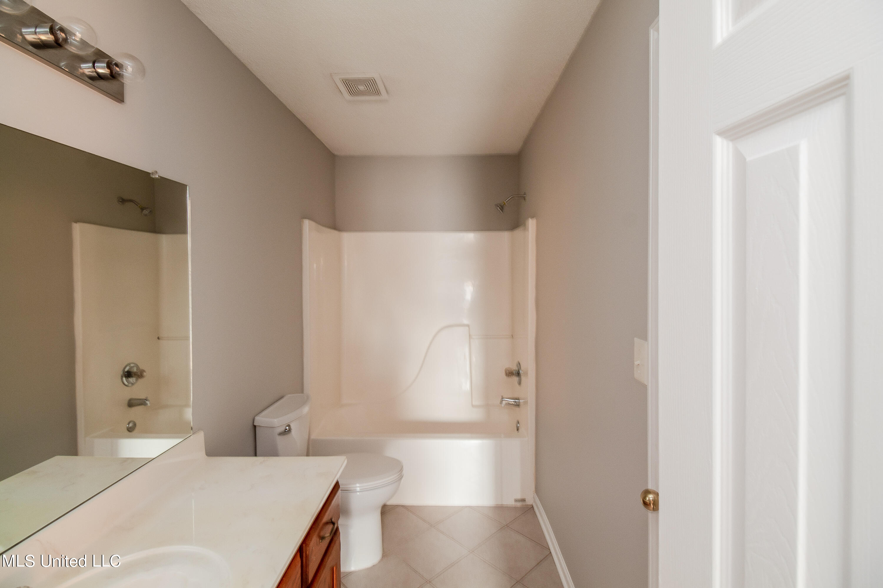 10696 Pecan View Drive Olive Branch, MS 38654 - Photo 14 of 15 014-photo-bathroom-7503003